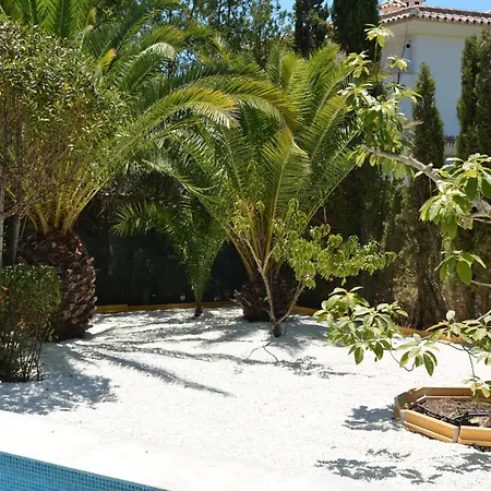 Privada Con Piscina En בית נופש *
