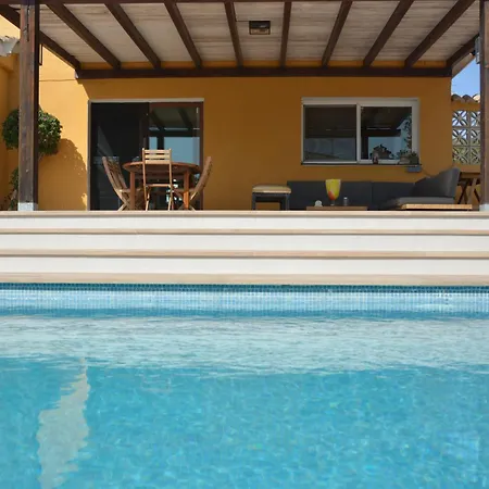 Privada Con Piscina En בית נופש