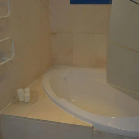 Privada Con Piscina En בית נופש *